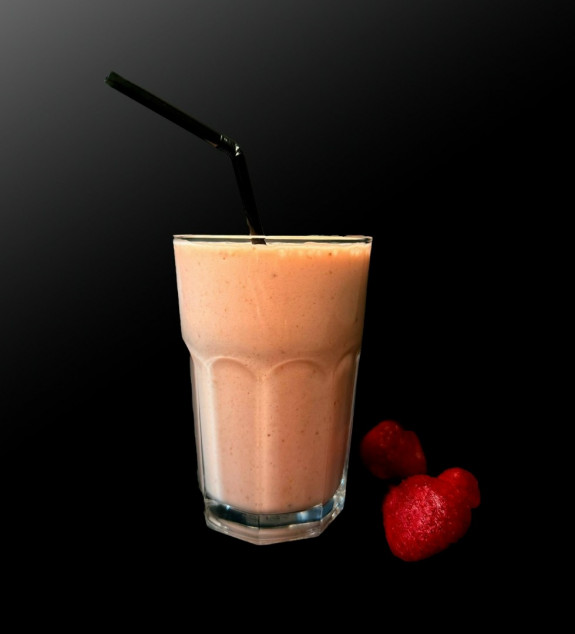 Молочный коктейль банан-клубника
